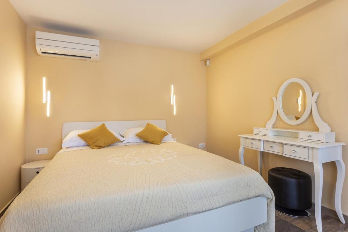 Villa Vita In Porec - Haus Fuer 6-8 Personen Kastelir Exterior photo