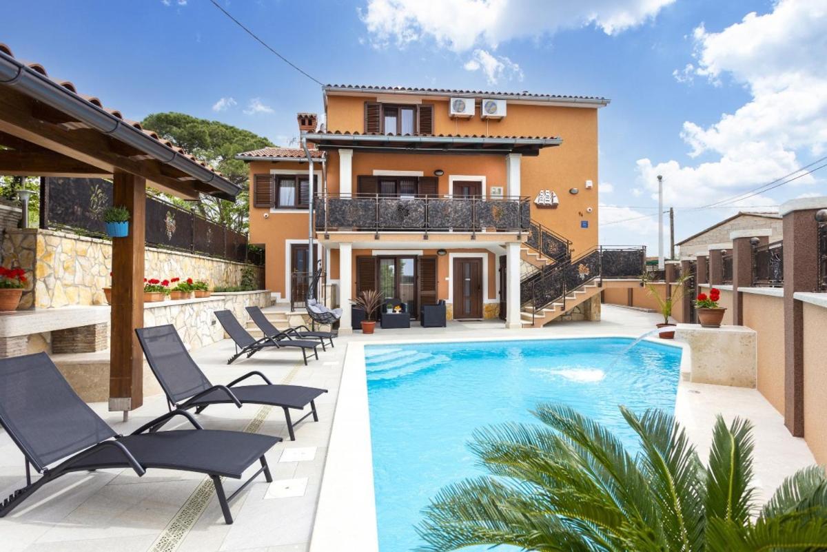 Villa Vita In Porec - Haus Fuer 6-8 Personen Kastelir Exterior photo