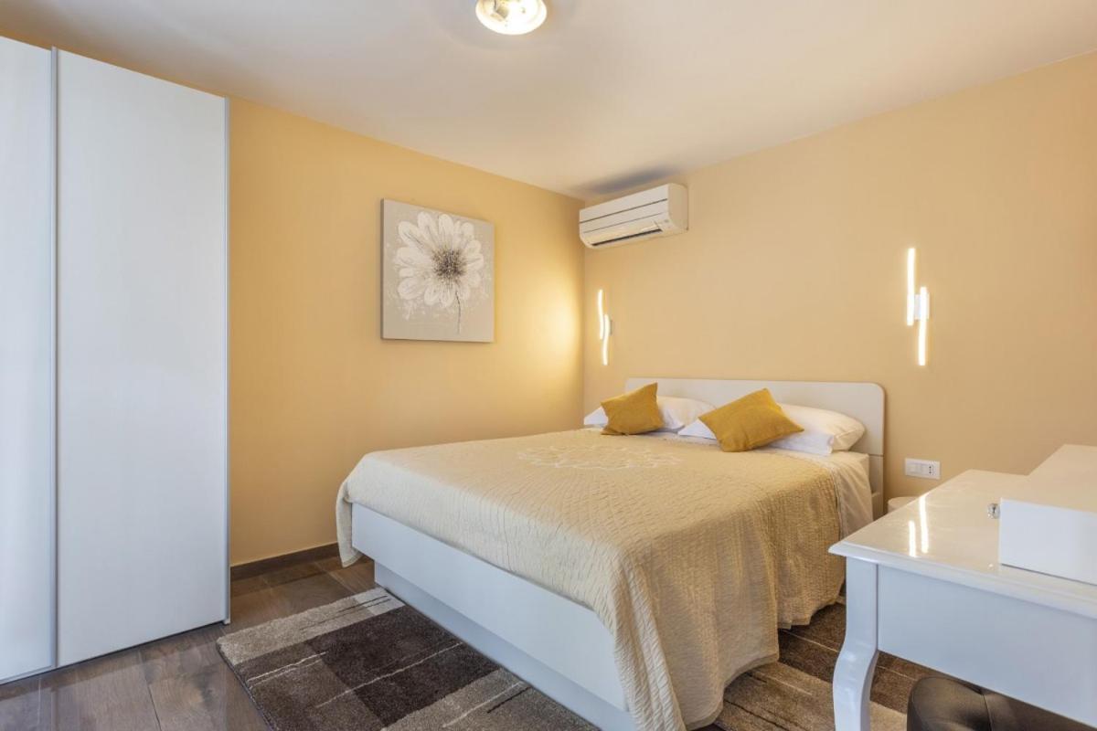 Villa Vita In Porec - Haus Fuer 6-8 Personen Kastelir Exterior photo